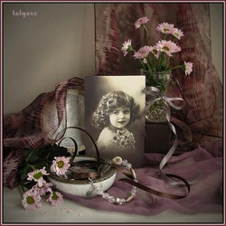 Пазл: Девочка с хризантемами