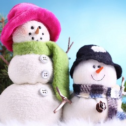 Пазл: Два милых плюшевых снеговика