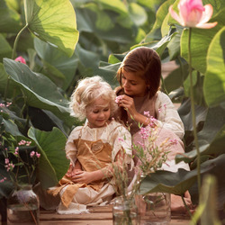 Пазл: Девочки в цветах лотоса