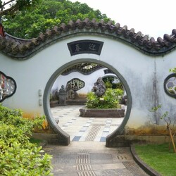 Пазл: Лунные ворота в китайском саду