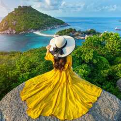 Пазл: Девушка в желтом платье