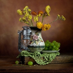 Пазл: С сухоцветами и зеленым виноградом 