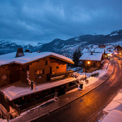 Пазл: Luci di una strada innevata