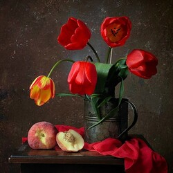 Пазл: Тюльпаны и персики 
