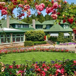 Пазл: Дом с зеленой крышей 