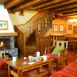 Пазл: Гостиная с деревянной лестницей