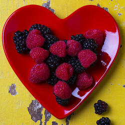 Пазл: Красная тарелка в виде сердца и малина
