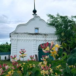 Пазл: Цветы у храма
