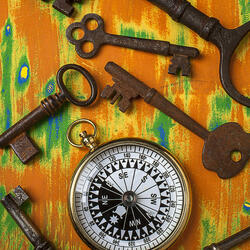 Пазл: Старые ключи и компас