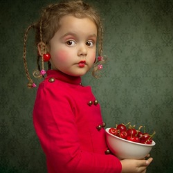 Пазл: Девочка с вишнями