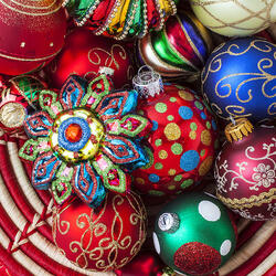 Пазл: Корзинка с елочными игрушками