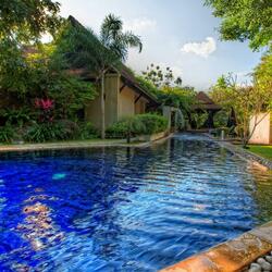 Пазл: Отель у водоёма