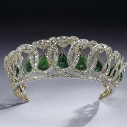 Пазл: Диадема с бриллиантами и изумрудами