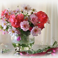 Пазл: Букет цветов в стеклянной вазе