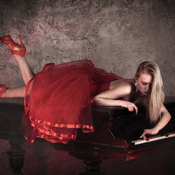 Пазл: Оригинальный способ игры на рояле