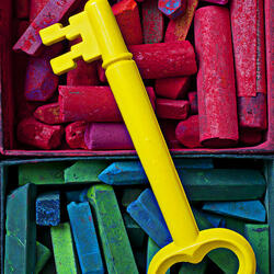 Пазл: Желтый ключ и цветные мелки