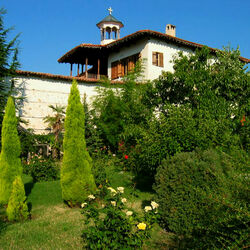 Пазл: В монастырском дворе