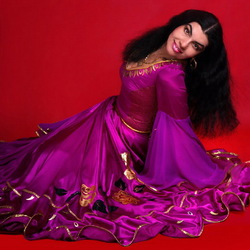 Пазл: Девушка в цыганском костюме