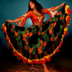 Пазл: Девушка в цыганском костюме