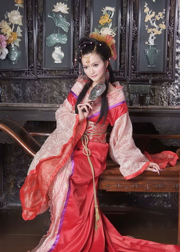 Китайская девушка в национальном костюме
