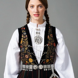 Пазл: Девушка в норвежском костюме