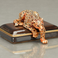 Пазл: Драгоценная статуэтка