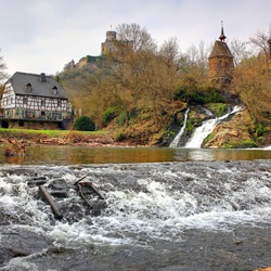 Пазл: Гостиница у водопада