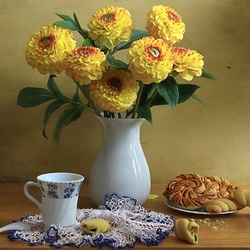 Пазл: Яркий, пышный георгин