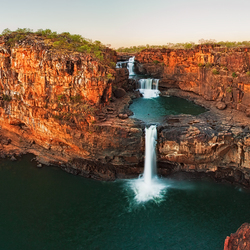 Пазл: Водопад в горах