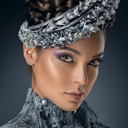 Пазл: Девушка в сером