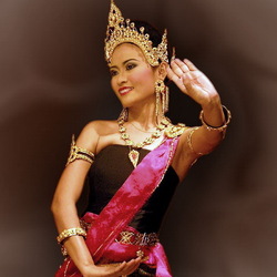 Пазл: Девушка в тайском костюме