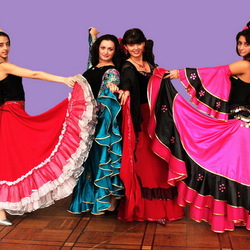 Пазл: Девушки в цыганских костюмах