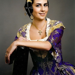 Пазл: Девушка в испанском костюме