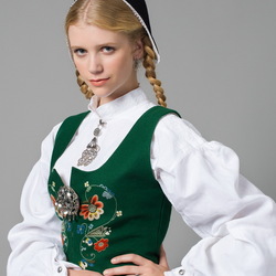 Пазл: Девушка в норвежском костюме