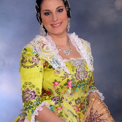 Пазл: Девушка в испанском костюме