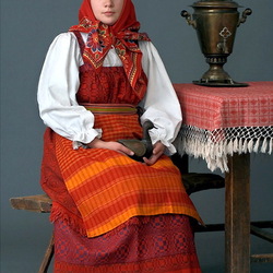 Пазл: Молодая женщина в русском костюме