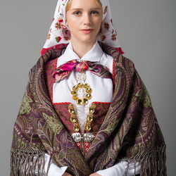 Пазл: Девушка в норвежском костюме