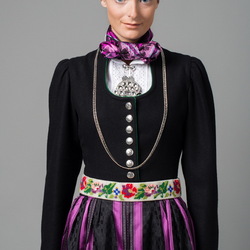 Пазл: Девушка в норвежском костюме