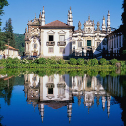 Пазл: Замок на берегу пруда