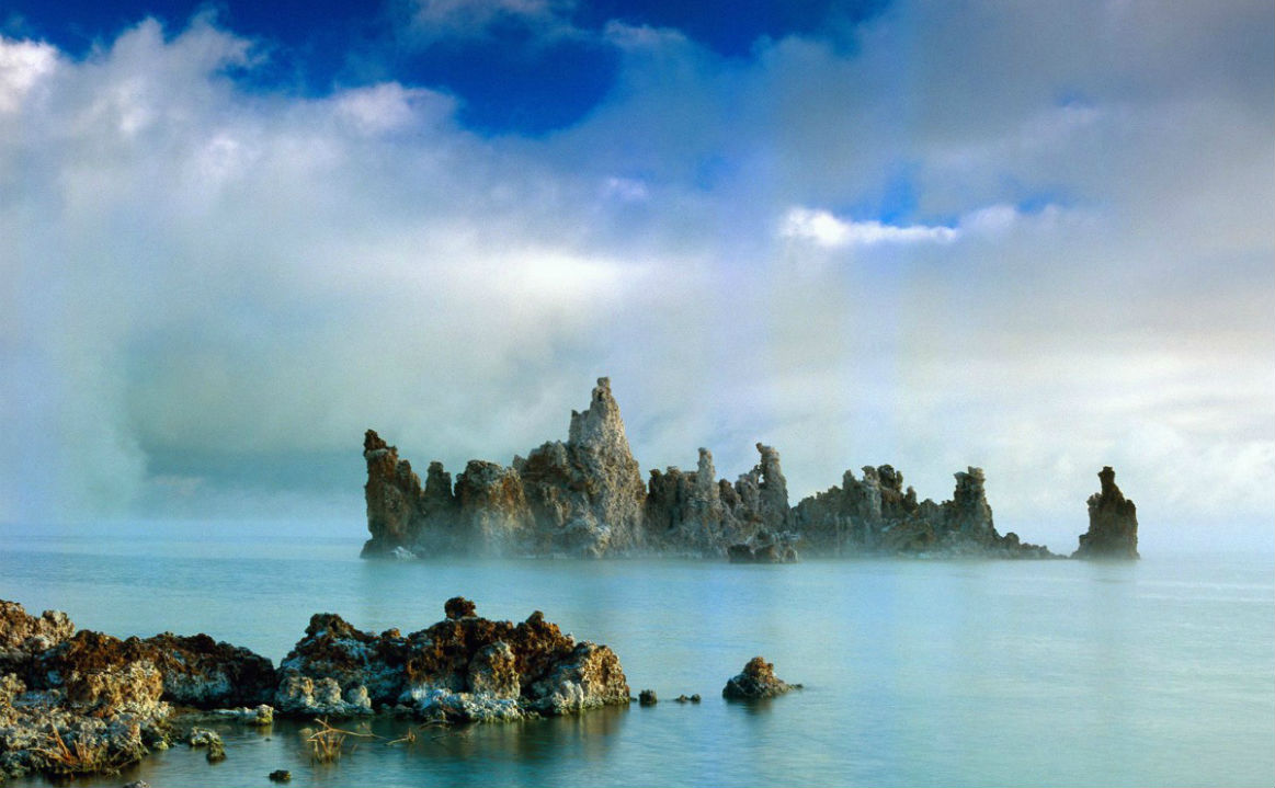 7 власть на море. Вода и скалы в голубом тумане. Foggy Island.