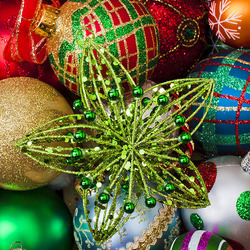 Пазл: Зеленая звезда и елочные шары