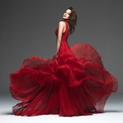 Пазл: Брюнетка в красном