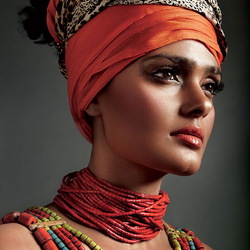 Пазл: Девушка в ярком ожерелье