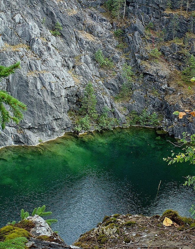 Изумрудная вода. Миасс Изумрудная вода. Изумрудное прозрачное озеро Республика Карелия. Исеть Изумрудная вода. Каньон с изумрудной водой.