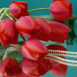 Пазл: Тюльпаны и жемчуг