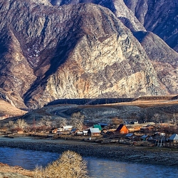 Пазл: Человек под защитой гор...